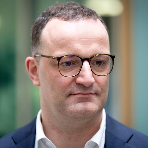 Jens Spahn trägt eine Brille und schaut an der Kamera vorbei