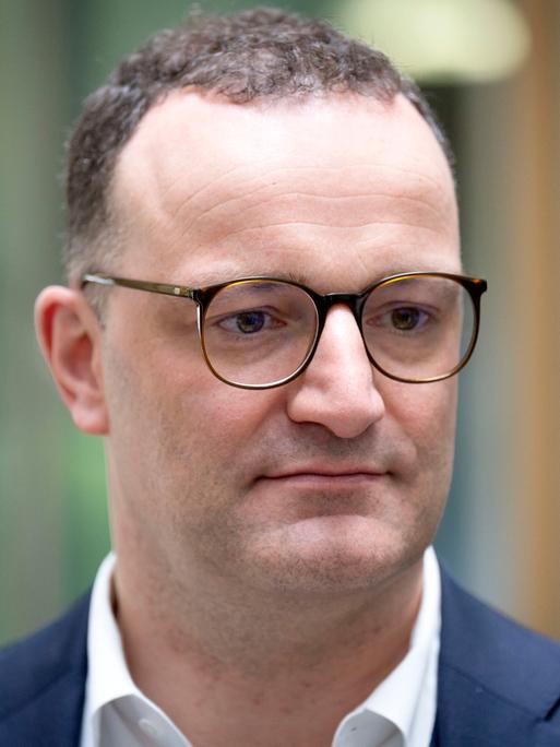 Jens Spahn trägt eine Brille und schaut an der Kamera vorbei Jens Spahn trägt eine Brille und schaut an der Kamera vorbei
