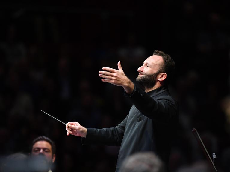 Kirill Petrenko dirigiert energisch die Berliner Philharmoniker