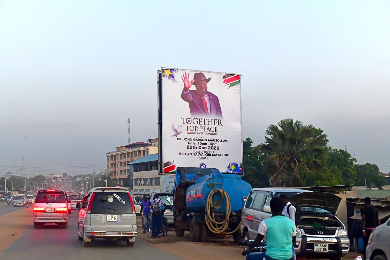 Bild des südsudanesischen Präsidenten Salva Kiir Mayardit auf einem großen Plakat am Rande einer Durchgangsstraße in Juba