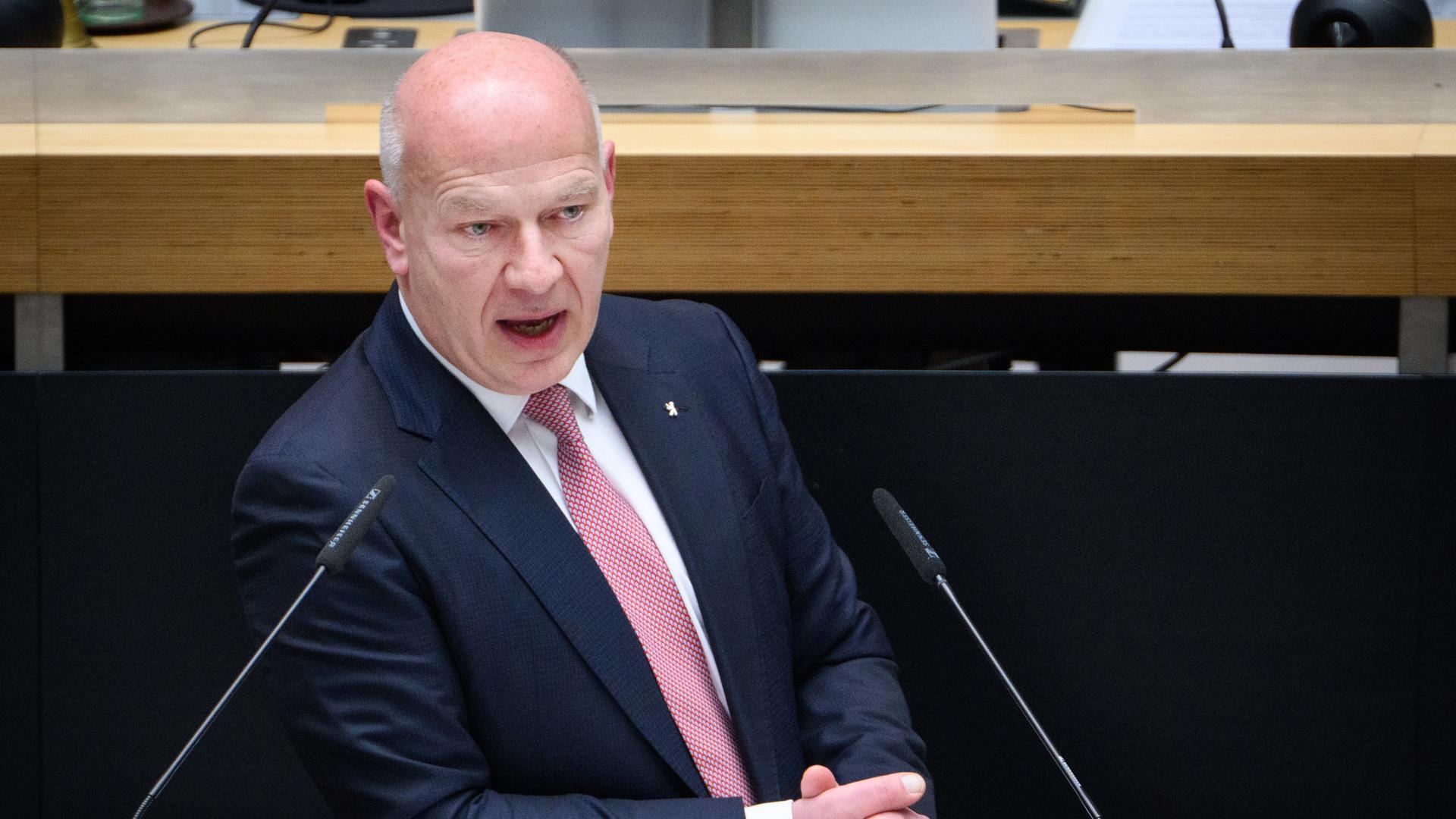 Kai Wegner (CDU), Regierender Bürgermeister von Berlin, gibt bei der Plenarsitzung im Berliner Abgeordnetenhaus eine Regierungserklärung ab.