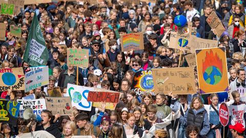 Zahlreiche Menschen ziehen beim Klimastreik mit Plakaten und Schildern mit Forderungen an die Politik durch die Berliner Innenstadt. Zahlreiche Menschen ziehen beim Klimastreik mit Plakaten und Schildern mit Forderungen an die Politik durch die Berliner Innenstadt.