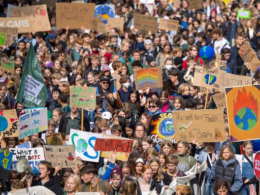 Zahlreiche Menschen ziehen beim Klimastreik mit Plakaten und Schildern mit Forderungen an die Politik durch die Berliner Innenstadt. Zahlreiche Menschen ziehen beim Klimastreik mit Plakaten und Schildern mit Forderungen an die Politik durch die Berliner Innenstadt.