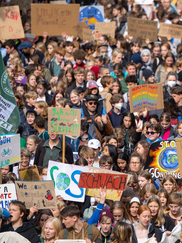 Zahlreiche Menschen ziehen beim Klimastreik mit Plakaten und Schildern mit Forderungen an die Politik durch die Berliner Innenstadt. Zahlreiche Menschen ziehen beim Klimastreik mit Plakaten und Schildern mit Forderungen an die Politik durch die Berliner Innenstadt.