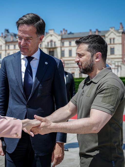 Ursula von der Leyen, Präsidentin der Europäischen Kommission, Mark Rutte, Ministerpräsident der Niederlande, und Wolodymyr Selenskyj, Präsident der Ukraine, begrüßen sich beim Gipfeltreffen der Europäischen Politischen Gemeinschaft in Moldau.