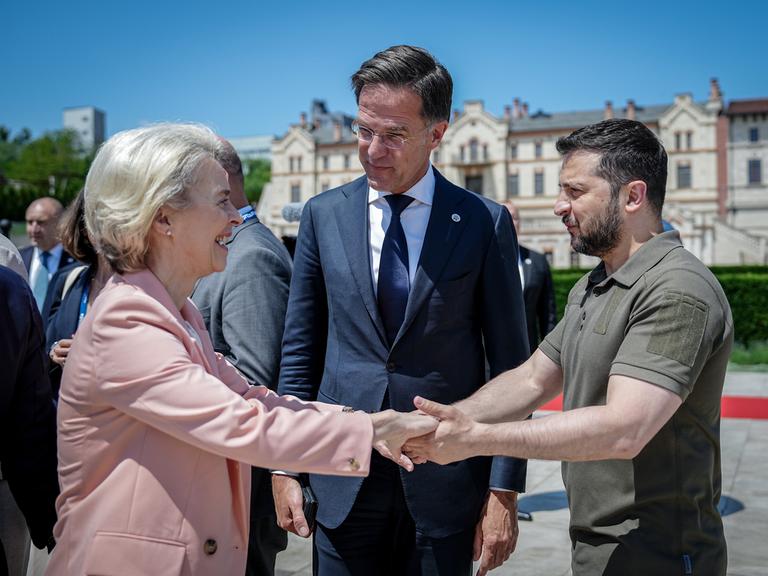 Ursula von der Leyen, Präsidentin der Europäischen Kommission, Mark Rutte, Ministerpräsident der Niederlande, und Wolodymyr Selenskyj, Präsident der Ukraine, begrüßen sich beim Gipfeltreffen der Europäischen Politischen Gemeinschaft in Moldau.