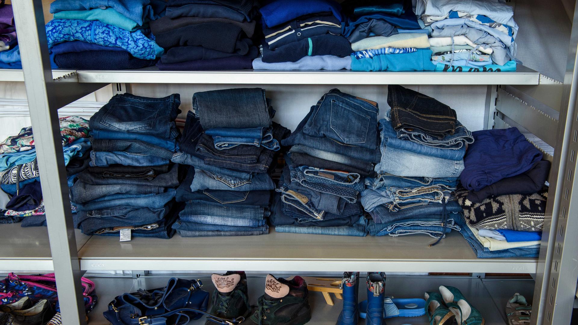 Wer im größeren Maßstab zum Beispiel gebrauchte Kleidung verkauft, soll künftig dem Finanzamt gemeldet werden Wer im größeren Maßstab zum Beispiel gebrauchte Kleidung verkauft, soll künftig dem Finanzamt gemeldet werden