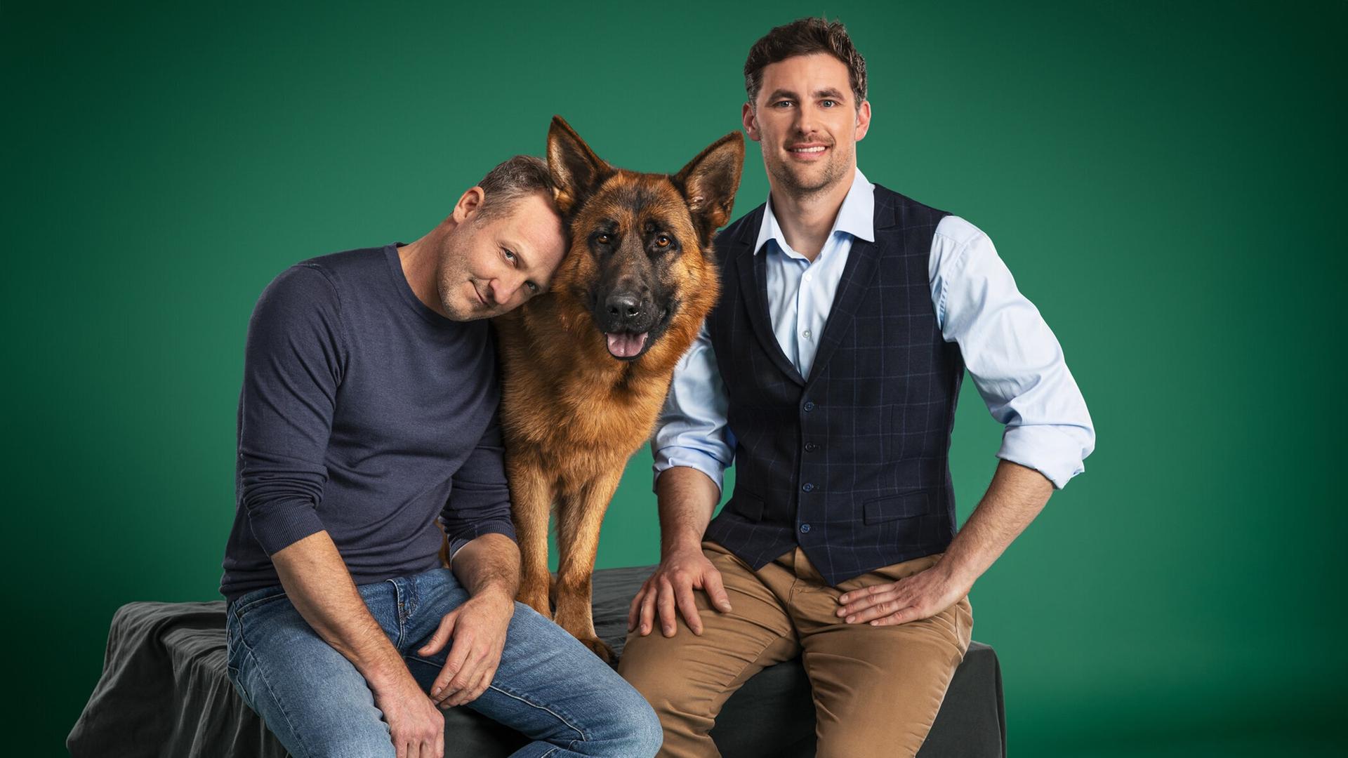 Maximilian Brückner als Kommissar Max Steiner (l) und Ferdinand Seebacher als Inspektor Felix Burger posieren mit Schäferhund "Capo" in der Rolle des "Rex".