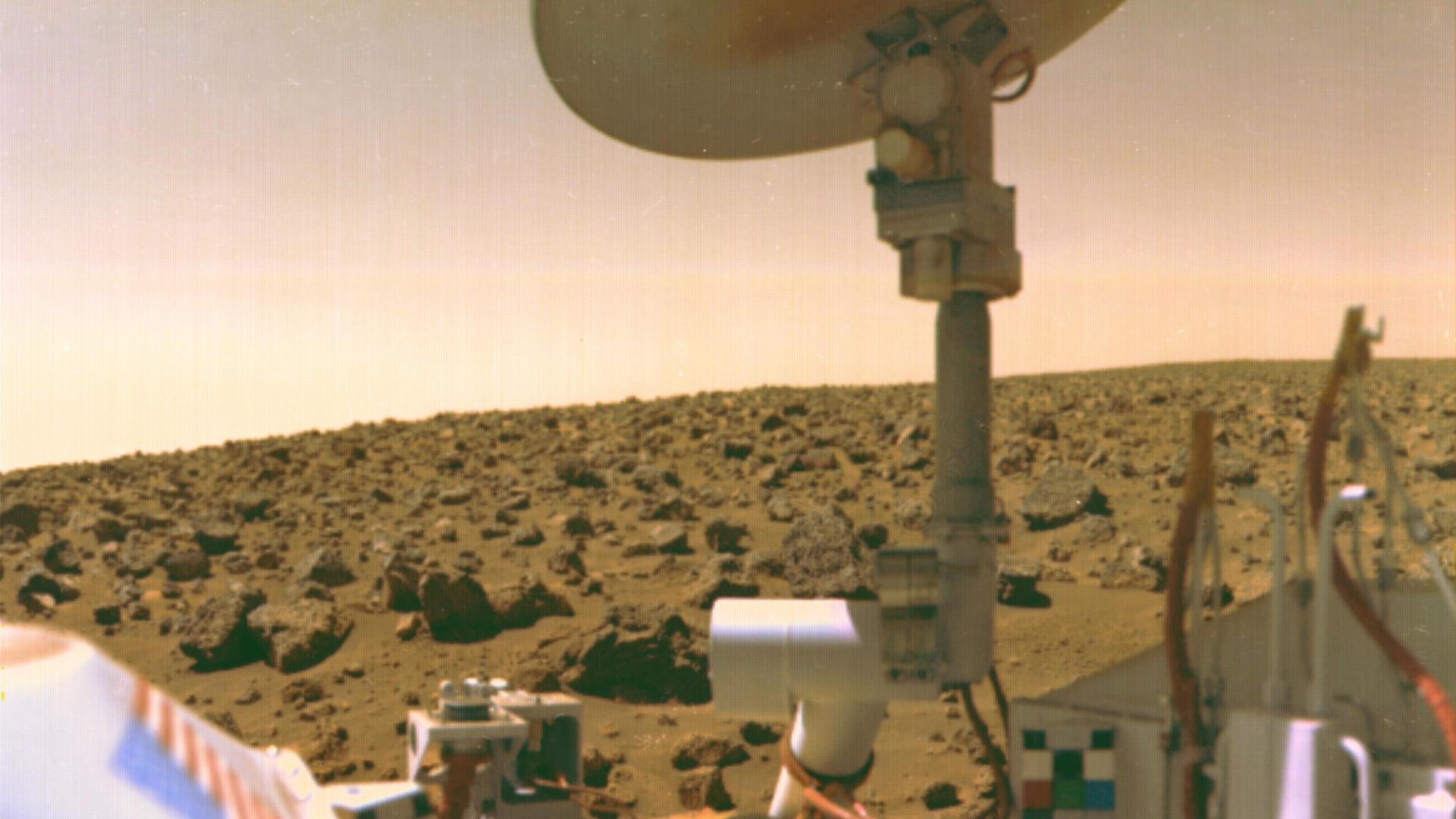 Keine kleinen grünen Männchen zu sehen – aber gibt es vielleicht kleine Mikroben unter der Oberfläche? Die Viking-Raumsonde auf dem Planeten Mars.