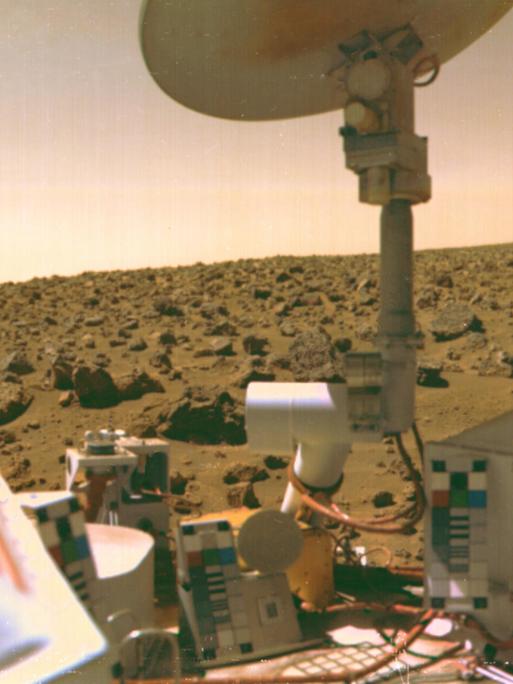 Keine kleinen grünen Männchen zu sehen – aber gibt es vielleicht kleine Mikroben unter der Oberfläche? Die Viking-Raumsonde auf dem Planeten Mars.