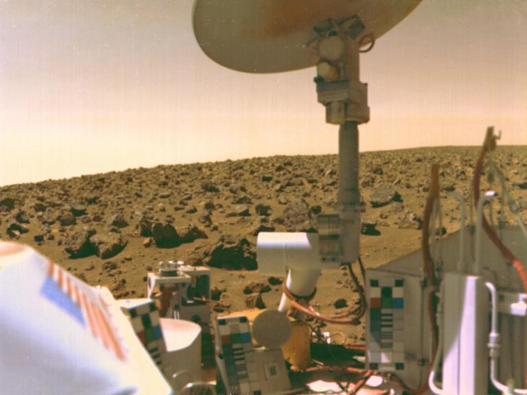 Keine kleinen grünen Männchen zu sehen – aber gibt es vielleicht kleine Mikroben unter der Oberfläche? Die Viking-Raumsonde auf dem Planeten Mars.