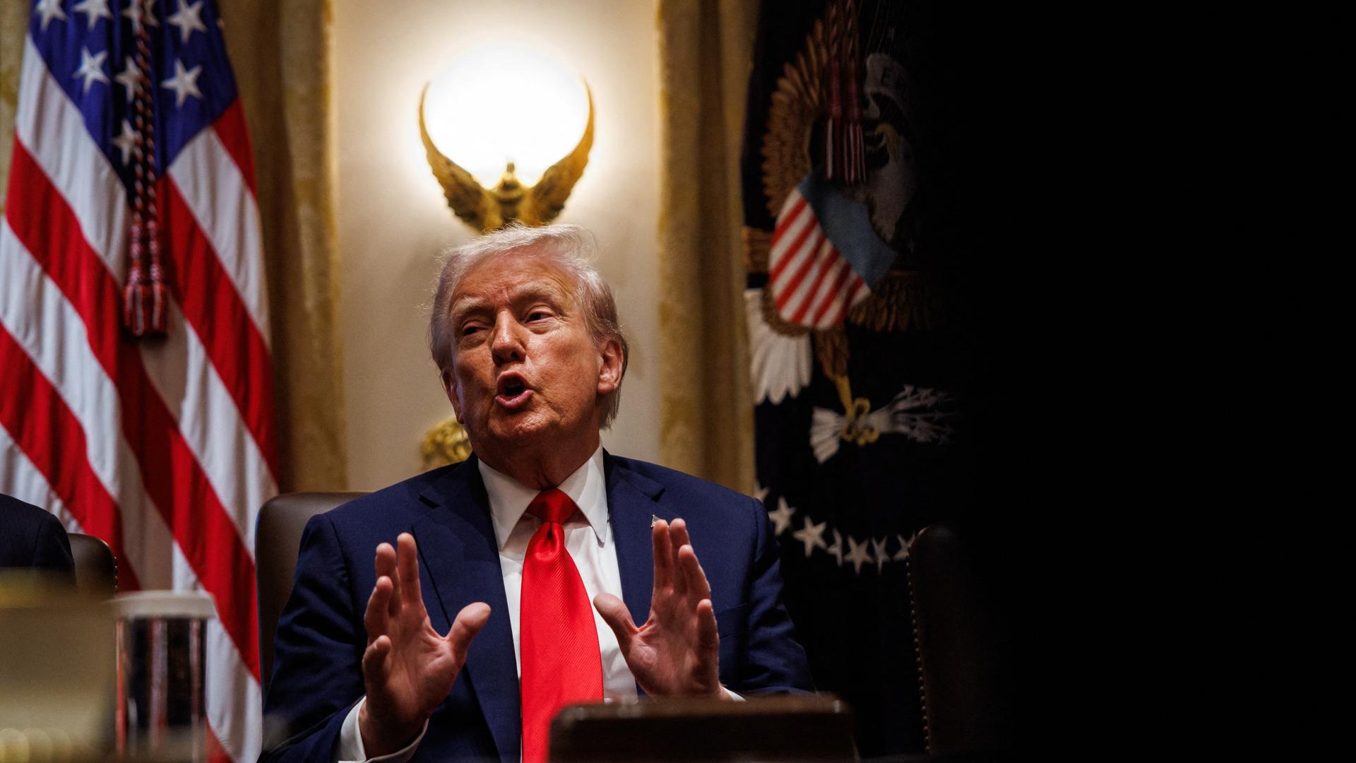 US-Präsident Donald Trump spricht während einer Kabinettssitzung im Weißen Haus. US-Präsident Donald Trump spricht während einer Kabinettssitzung im Weißen Haus.