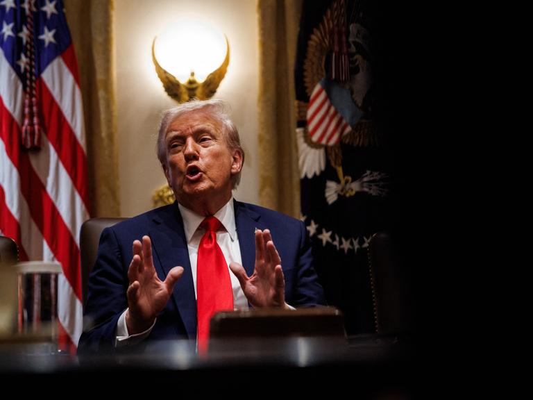 US-Präsident Donald Trump spricht während einer Kabinettssitzung im Weißen Haus.