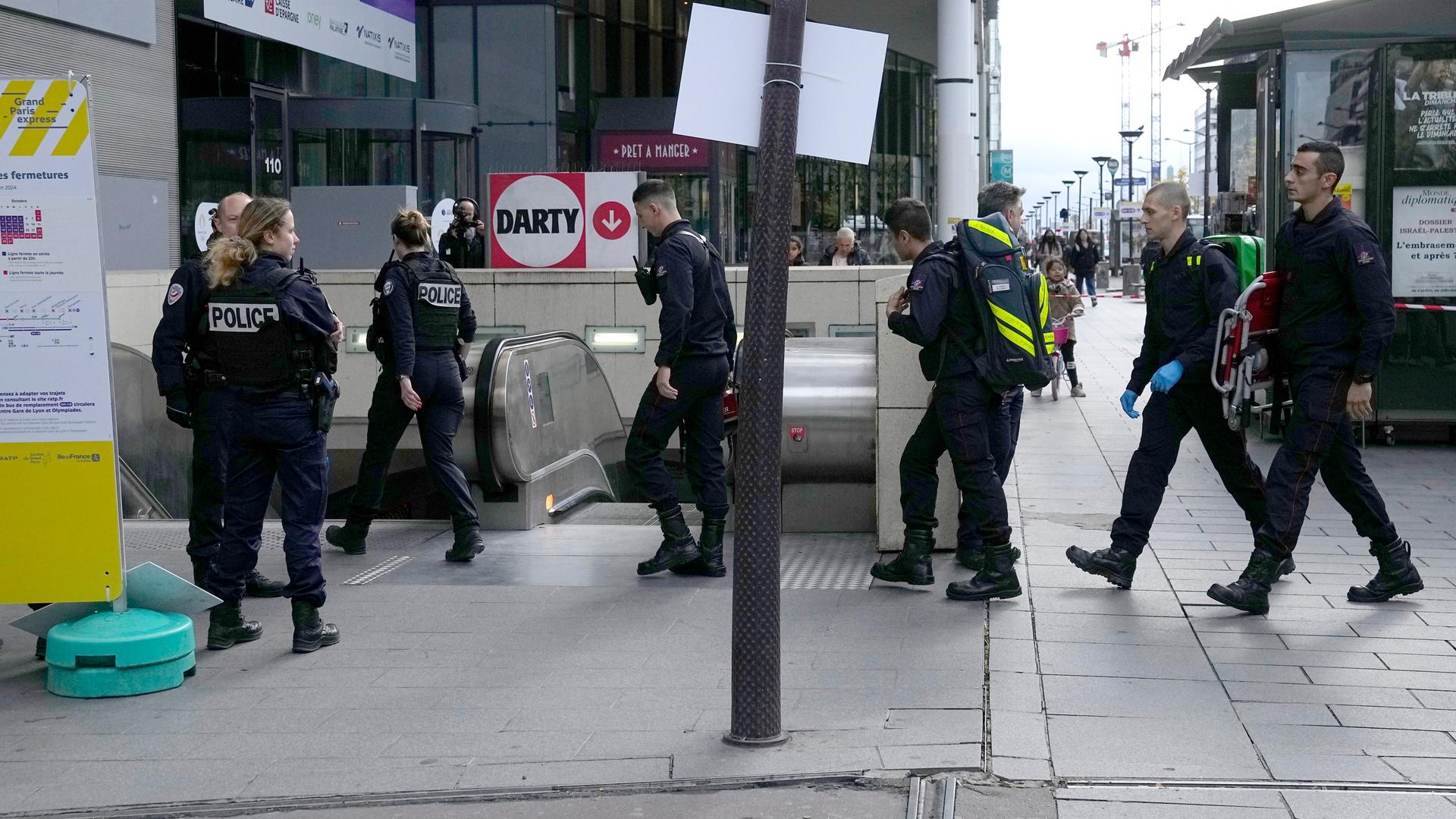 Französische Polizeibeamte betreten in Paris eine Bahn-Station, nachdem eine Frau gedroht haben soll sich in die Luft zu sprengen.