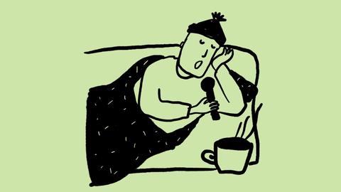 Skizze einer Person mit Mütze, die auf einem Sofa oder Bett unter einer Decke liegt, in der Hand ein Mikrofon und eine Tasse mit einem heißen Getränk neben sich