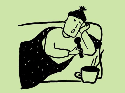 Skizze einer Person mit Mütze, die auf einem Sofa oder Bett unter einer Decke liegt, in der Hand ein Mikrofon und eine Tasse mit einem heißen Getränk neben sich