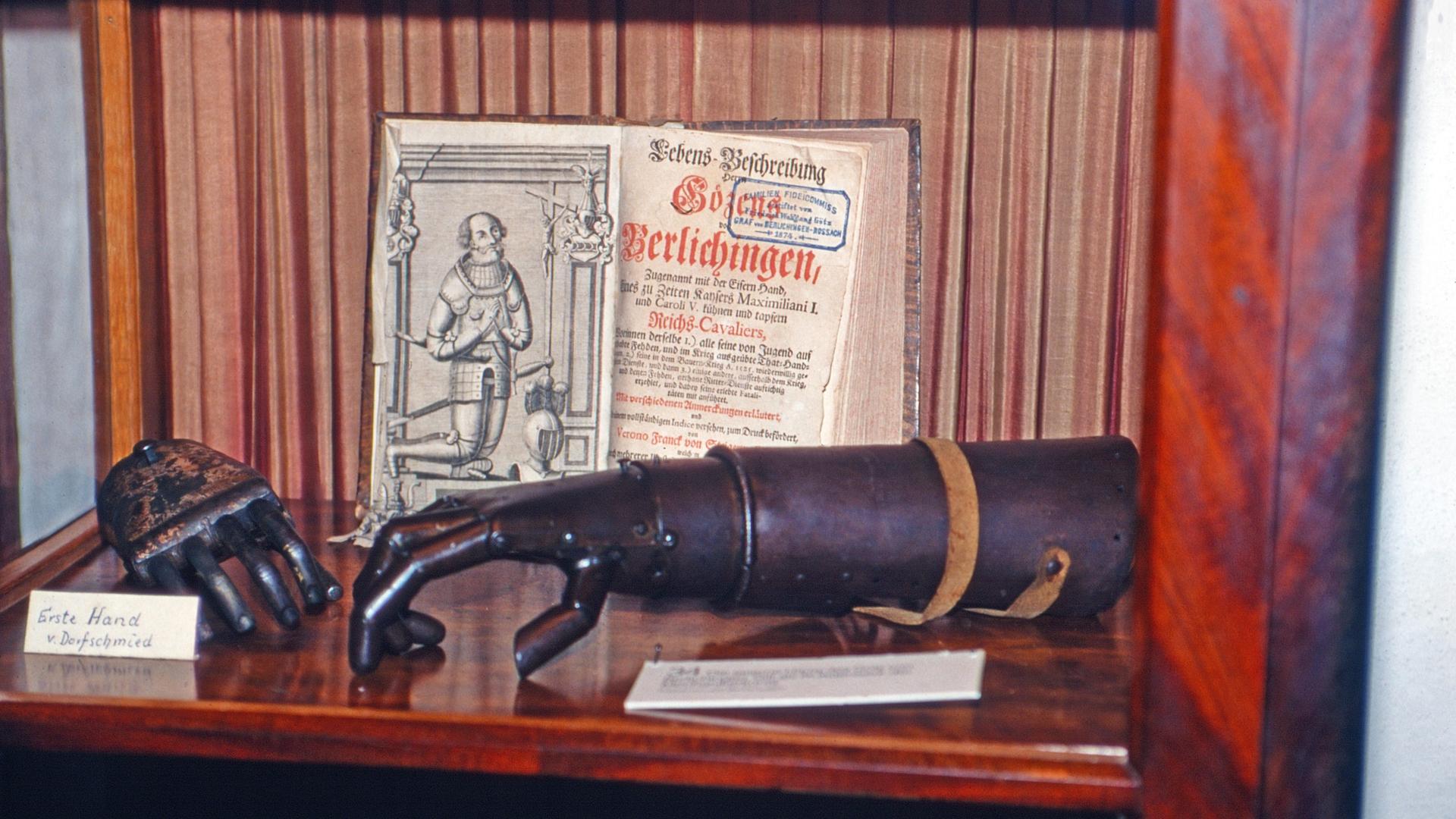 Die eiserne Hand des Götz von Berlichingen in einer Ausstellung auf der Götzenburg in Jagsthausen, Deutschland 1998