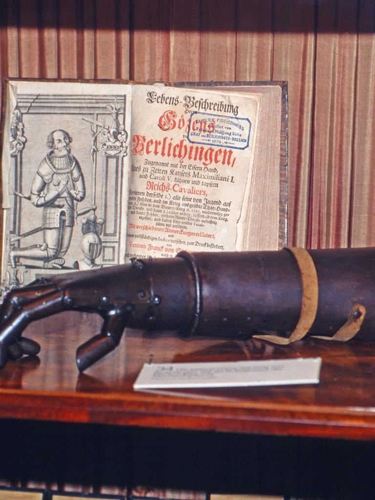 Die eiserne Hand des Götz von Berlichingen in einer Ausstellung auf der Götzenburg in Jagsthausen, Deutschland 1998