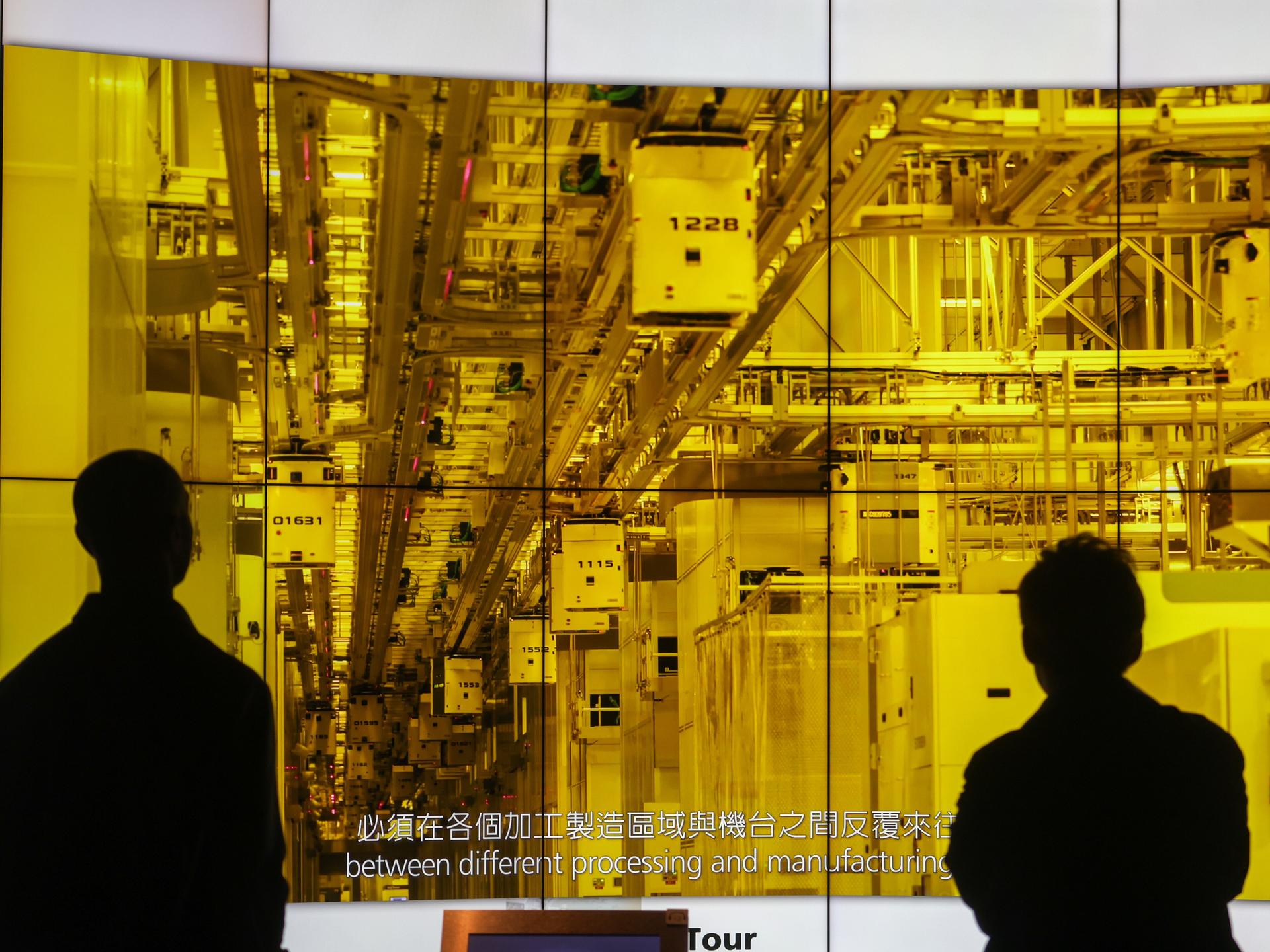 Besuchende schauen ein Video über die Mirkochipherstellung im Museum für Innovationen an, einer Institution von TSMC (Taiwan Semiconductor Manufacturing Corp) in Hsinchu.