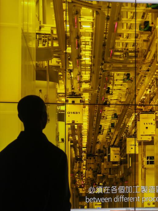 Besuchende schauen ein Video über die Mirkochipherstellung im Museum für Innovationen an, einer Institution von TSMC (Taiwan Semiconductor Manufacturing Corp) in Hsinchu.