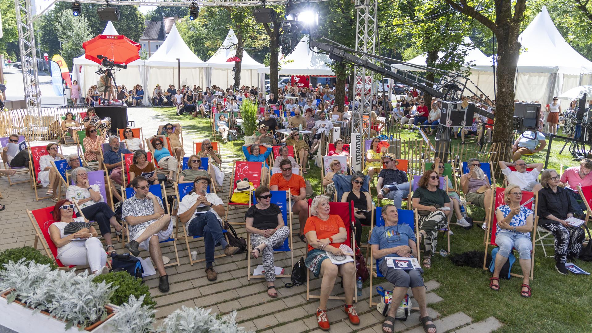 Besucher im Garten des ORF-Landesstudios am Donnerstag, 25. Juni 2026 während des Bachmann-Wettbewerbs