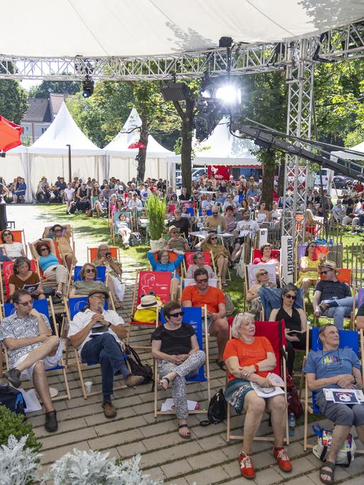 Besucher im Garten des ORF-Landesstudios am Donnerstag, 25. Juni 2026 während des Bachmann-Wettbewerbs