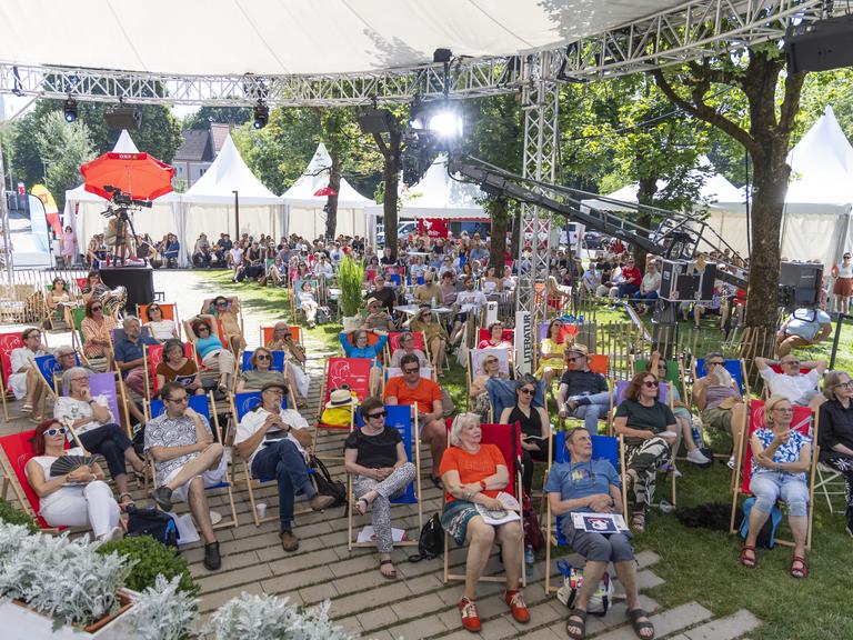 Besucher im Garten des ORF-Landesstudios am Donnerstag, 25. Juni 2026 während des Bachmann-Wettbewerbs