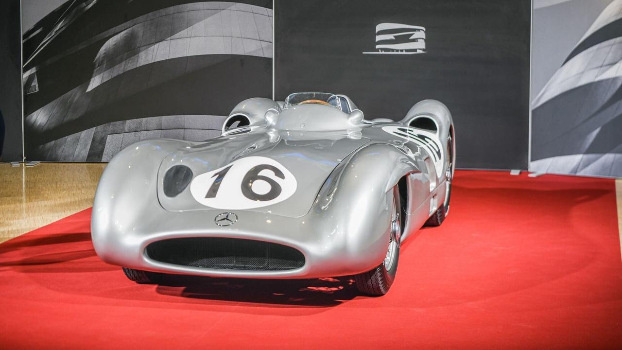 Rennwagen steht im Mercedes-Benz-Museum in Stuttgart Museum auf rotem Teppich