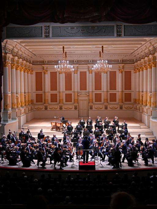 Die Sächsische Staatskapelle Dresden steht mit Chefdirigenten Christian Thielemann auf der Bühne ihrer musikalischen Heimat, der Semperoper Dresden.