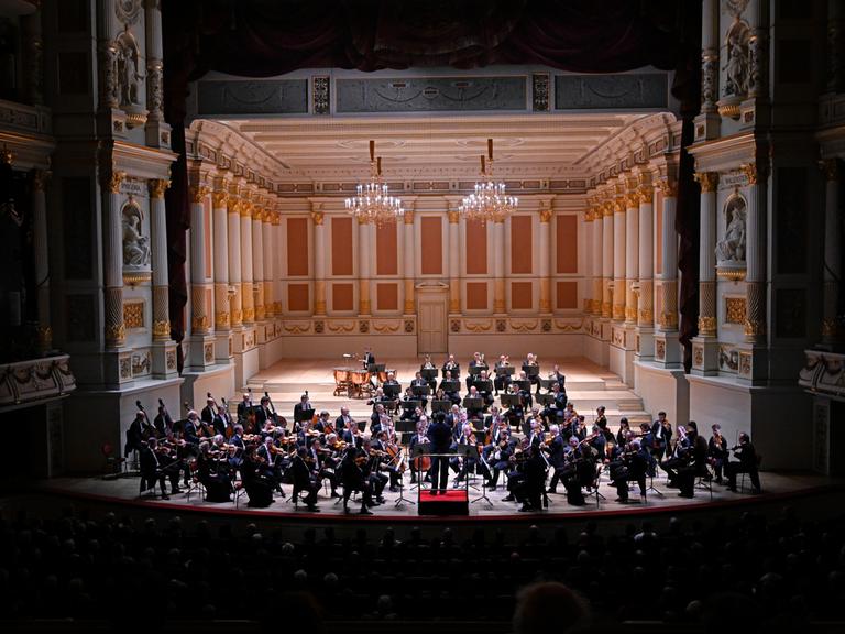 Die Sächsische Staatskapelle Dresden steht mit Chefdirigenten Christian Thielemann auf der Bühne ihrer musikalischen Heimat, der Semperoper Dresden.