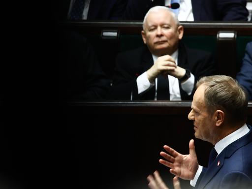 Donald Tusk bei seiner Antrittsrede am 12. Dezember 2023 im Parlament in Warschau. Im Hintergrund sein ärgster Konkurrent, PiS-Führer Jaroslaw Kaczynski. 