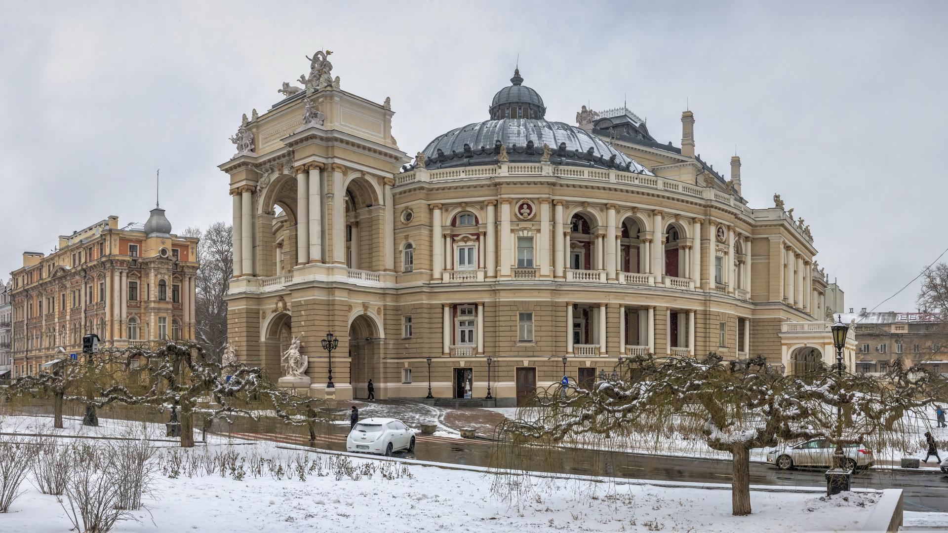 Das Gebäude von der Oper von Odessa im Winter.