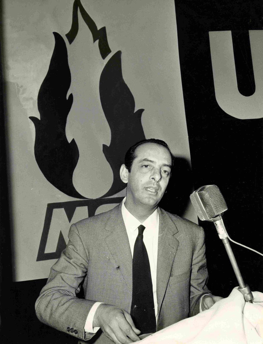 Raffaele Valensise in den 1960er Jahren in Rom auf einem Parteikongress der neofaschistischen Partei Movimento Sociale Italiano (MSI). Raffaele Valensise in den 1960er Jahren in Rom auf einem Parteikongress der neofaschistischen Partei Movimento Sociale Italiano (MSI).