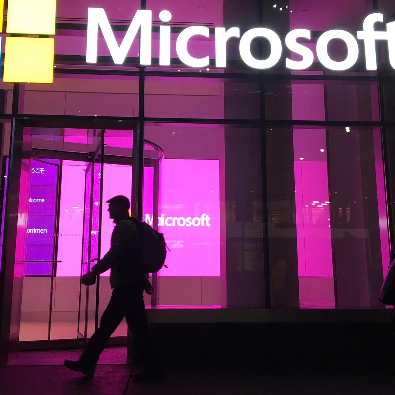 Ein Mann geht ins Microsoft-Gebäude in New York 