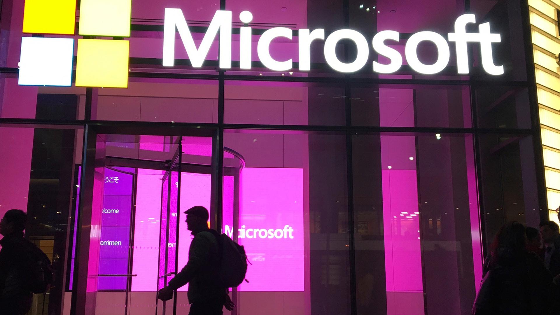 Ein Mann geht ins Microsoft-Gebäude in New York 