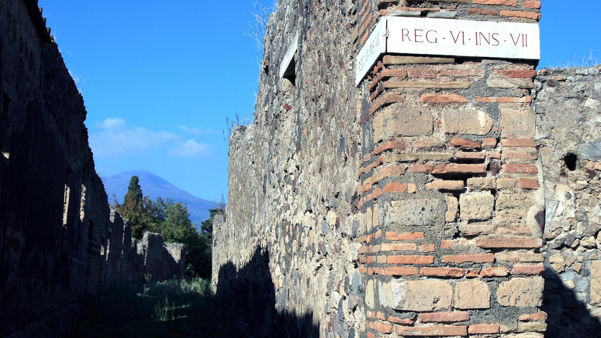 Abgebildet ist eine Mauer in der antiken Ruinenstadt Pompeji.