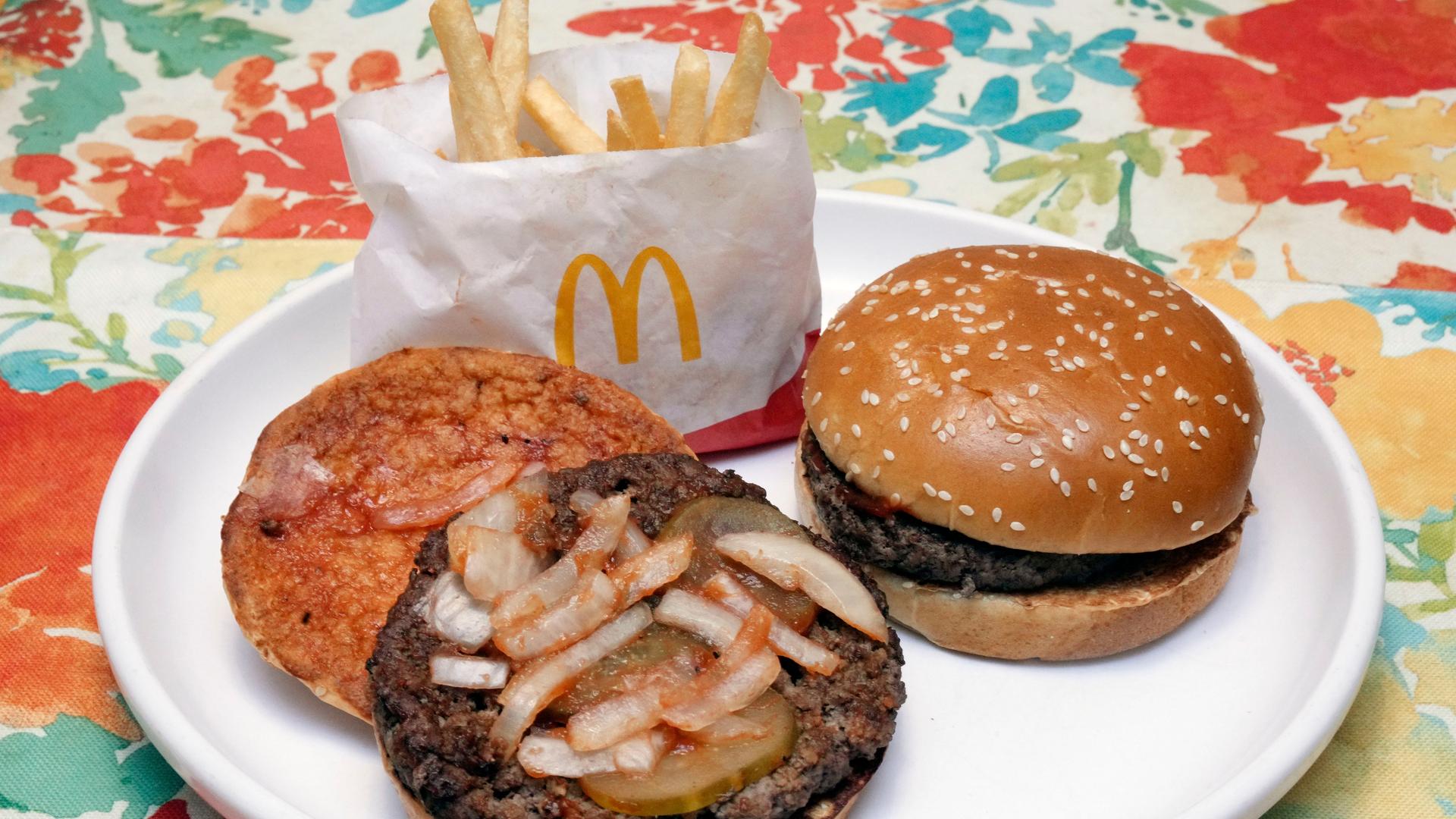 Zwei Quarter Pounder von McDonald's und Pommes Frites auf einem Teller.