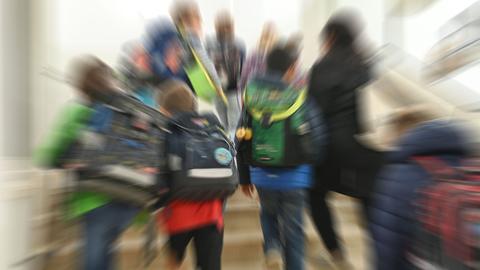 Das Foto zeigt Schulkinder auf einer Treppe.