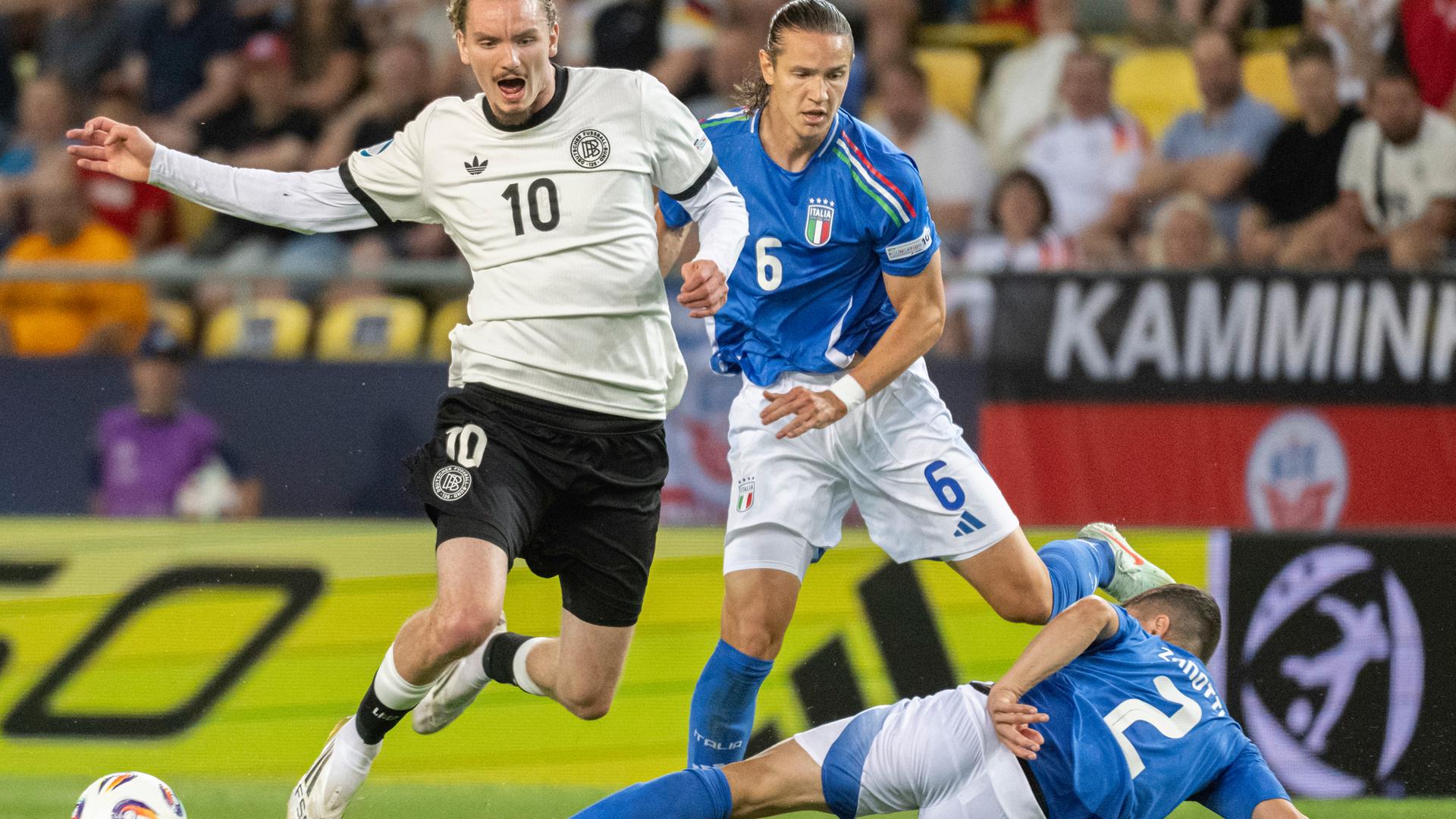 Deutschlands Nick Woltemade gegen Italiens Daniele Ghilardi und Mattia Zanotti 