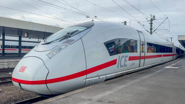 Intercity Express Zug ICE3 neo der Deutschen Bahn in Hannover