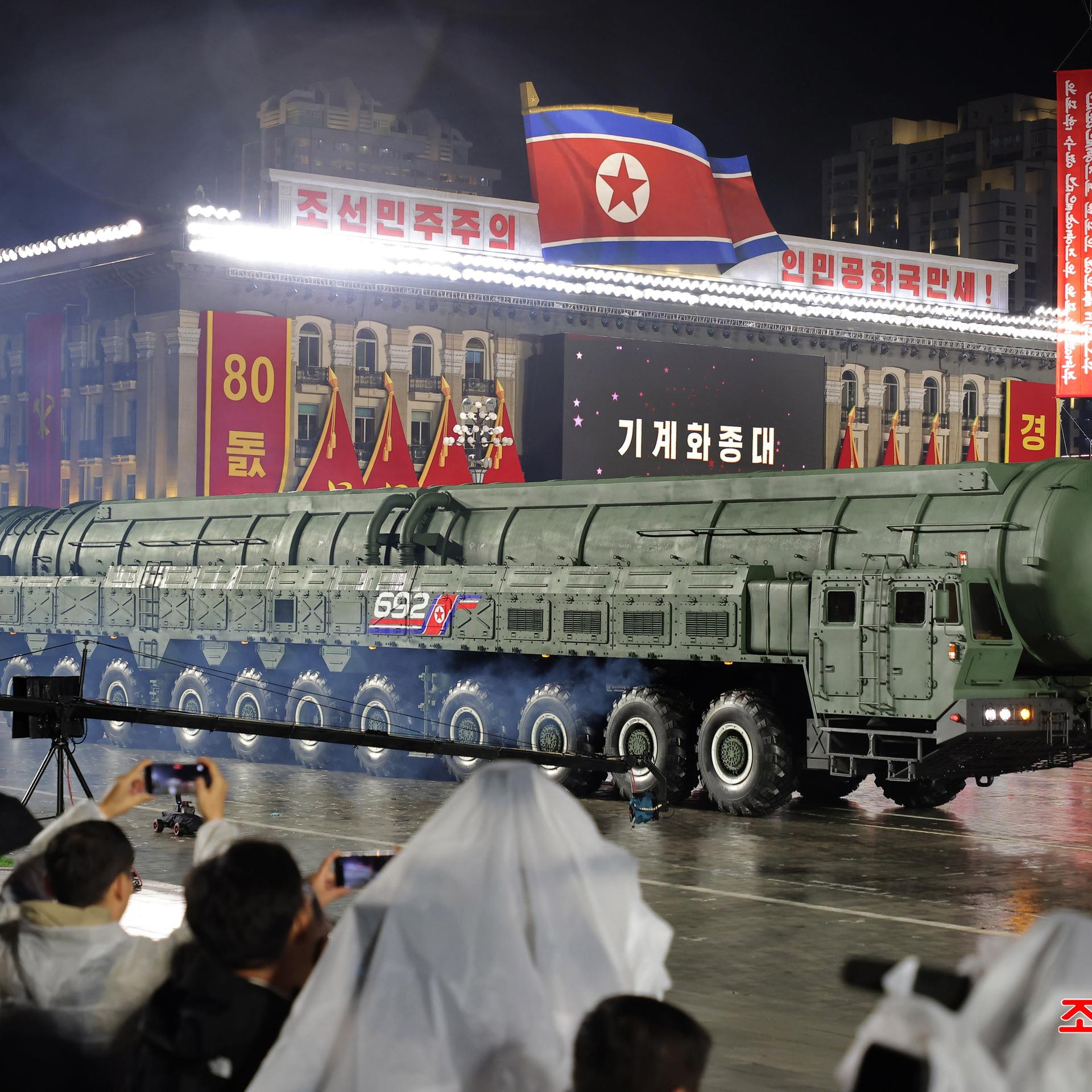 Diktator Kim Jong Un - Nordkorea hält Militärparade ab und führt neue Interkontinentalrakete vor