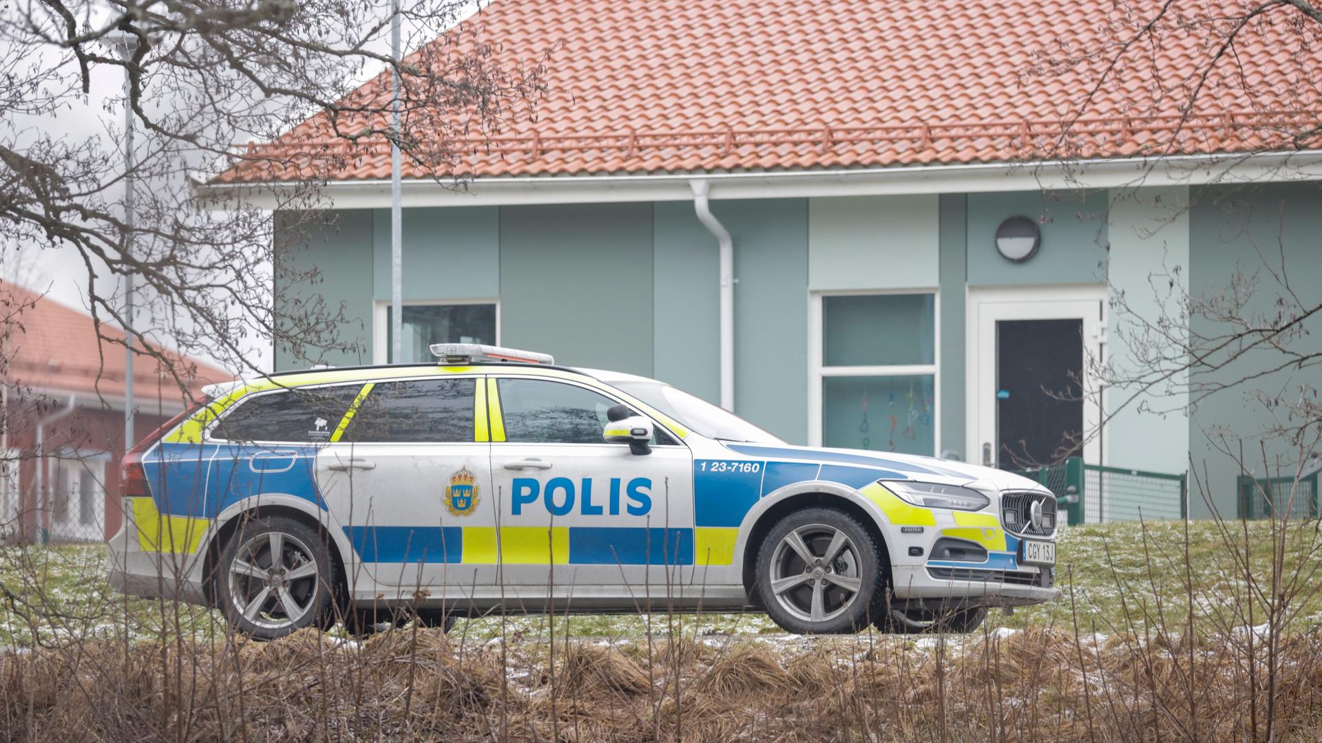 Ein Wagen der schwedischen Polizei steht an der Risbergska-Schule in Örebro, Schweden. 