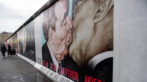 Bruderkussgemaelde an der East Side Gallery, aufgenommen am 17.10.2019 in Berlin