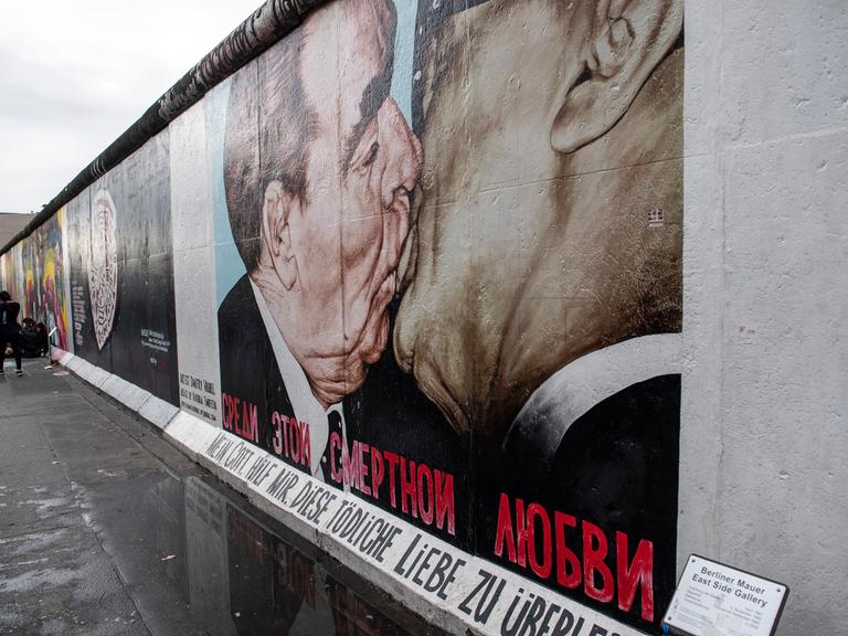 Bruderkussgemaelde an der East Side Gallery, aufgenommen am 17.10.2019 in Berlin