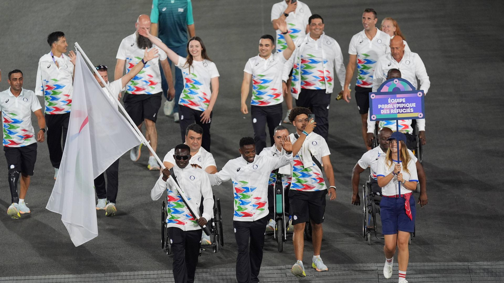 Das Team der Geflüchteten läuft bei der Eröffnungsfeier der Paralympics 2024 in Paris ein.