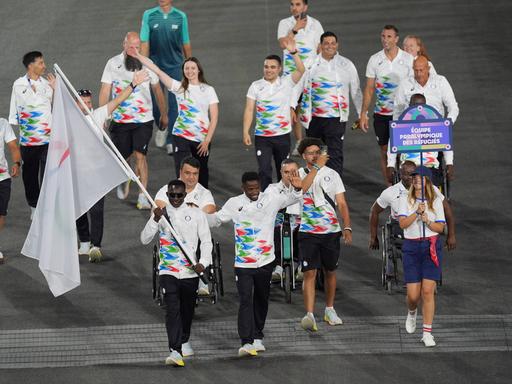 Das Team der Geflüchteten läuft bei der Eröffnungsfeier der Paralympics 2024 in Paris ein.