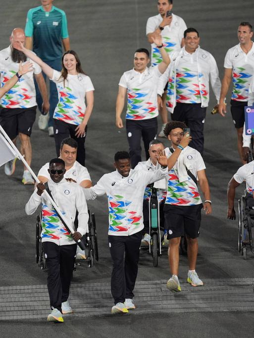 Das Team der Geflüchteten läuft bei der Eröffnungsfeier der Paralympics 2024 in Paris ein.