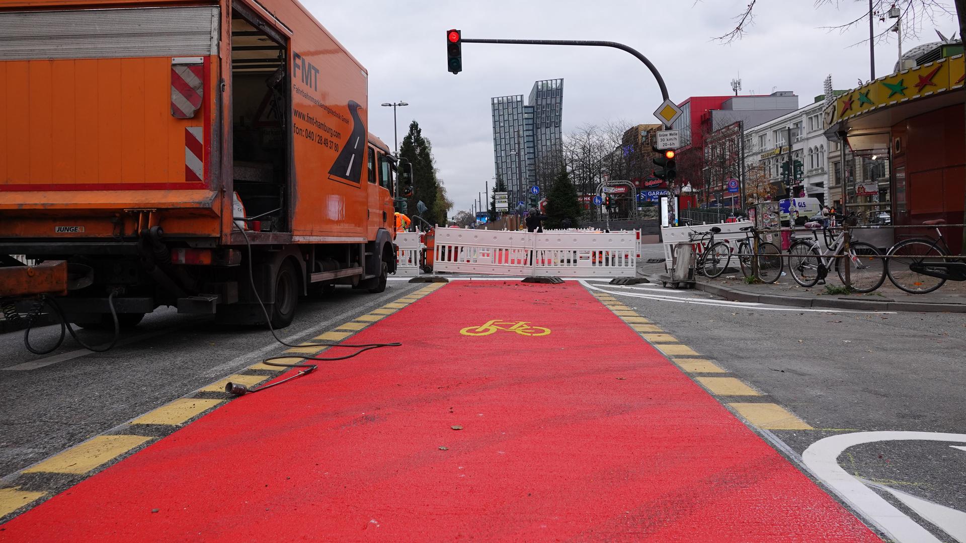 Ein Lkw steht neben einem roten Fahrradweg auf der Reeperbahn.