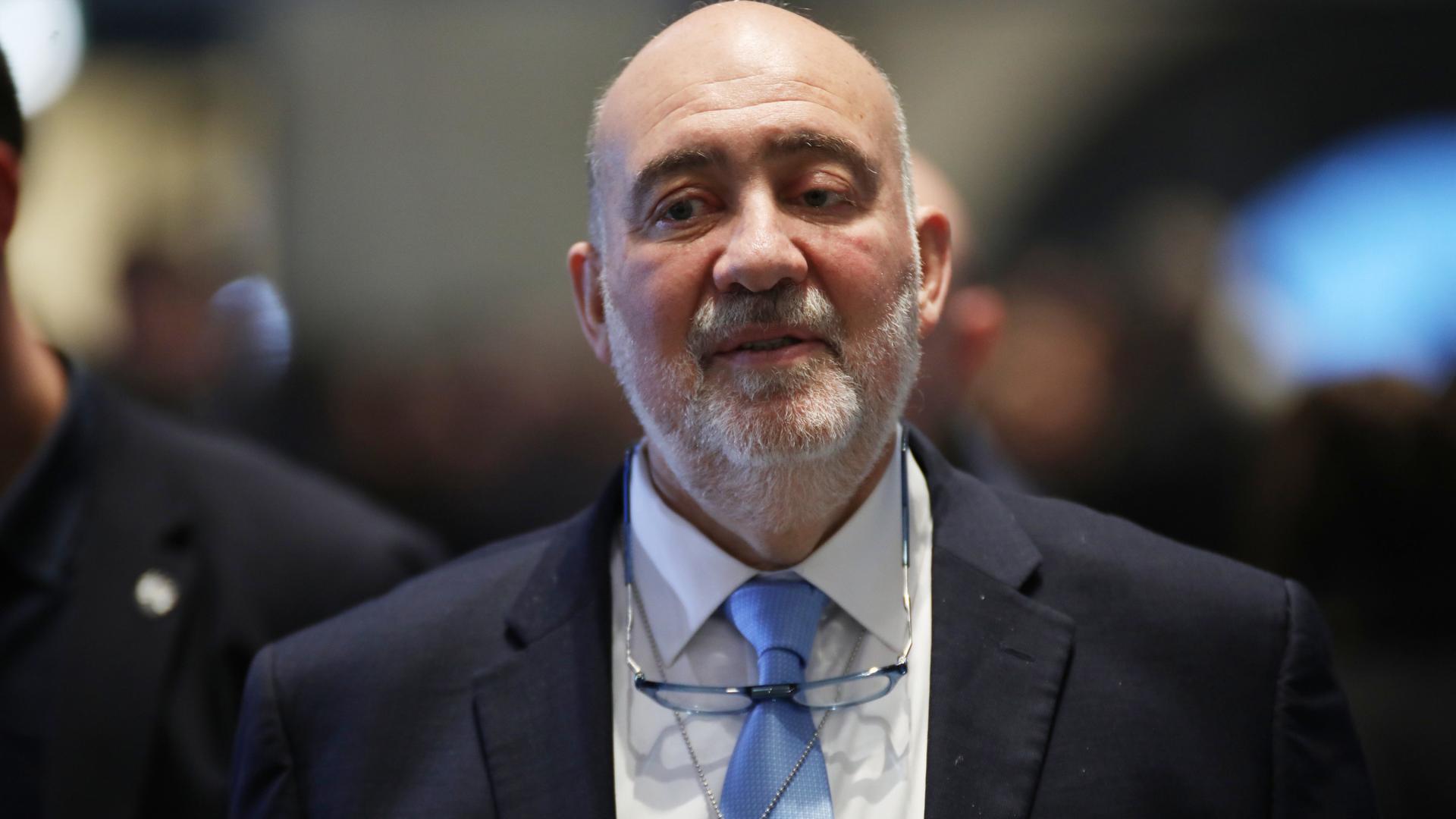 Ron Prosor, Botschafter von Israel in Deutschland, kommt zu einer Veranstaltung mit einem sogenanntes "Dog Tag".