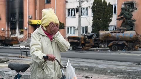 Eine Frau weint, als sie von der Besetzung durch die russische Armee nach der Rückeroberung der Stadt Borodyanka in der Nähe von Kiew durch die ukrainische Armee erzählt.